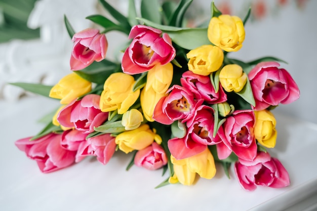 Geel en roze tulpenboeket