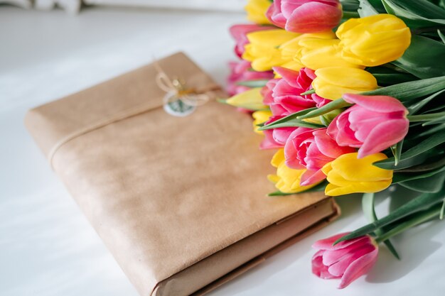 Geel en roze tulpenboeket