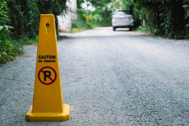 Geel geen parkerenteken op de weg