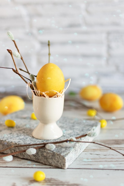 Geel gekleurde paaseieren op houten tafel Happy Easter tijd