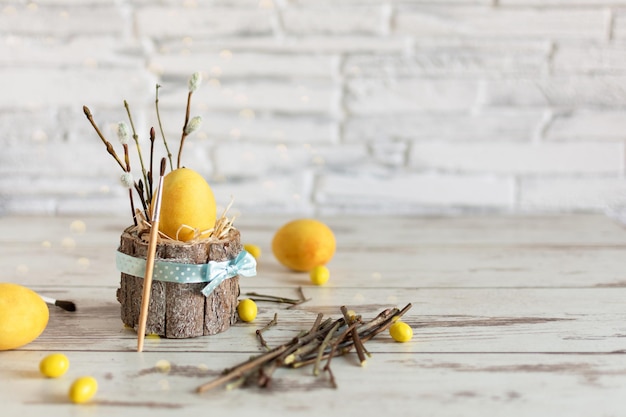 Geel gekleurde paaseieren op houten tafel Happy Easter tijd