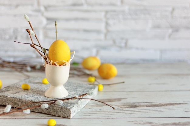 Geel gekleurde paaseieren op houten tafel Happy Easter tijd