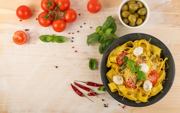 Geel gekookt lint pasta mockup bovenaanzicht