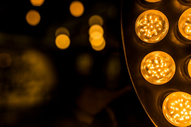 Foto geel geleid licht tegen bokehachtergrond