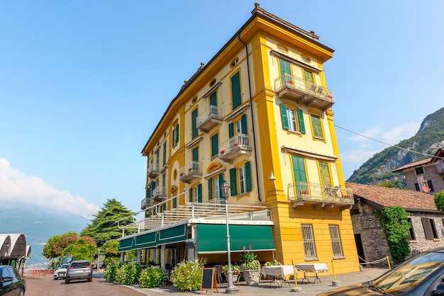 Foto geel huis in varenna