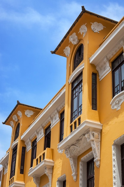 Geel huis met balkon