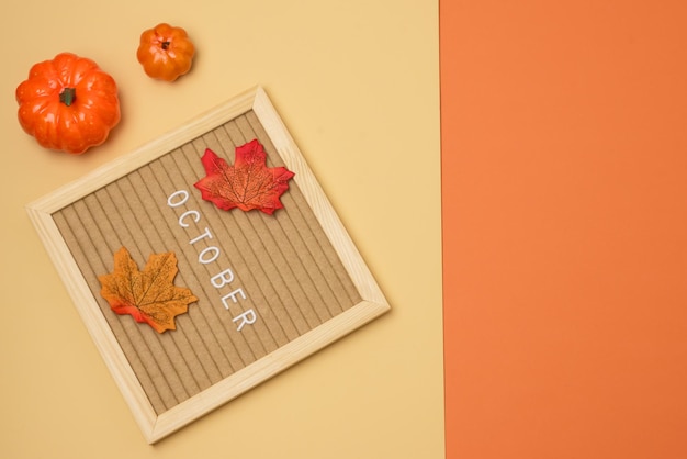 Geel hygge letterboard op geel en oranje herfst achtergrondbericht oktober op letterboard