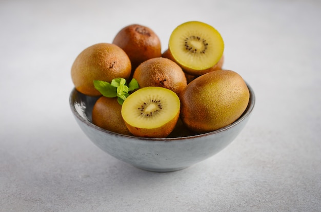 Geel kiwifruit in een kom