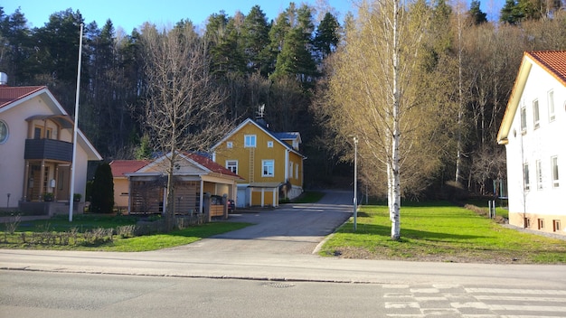 Geel landhuis in Europees dorp