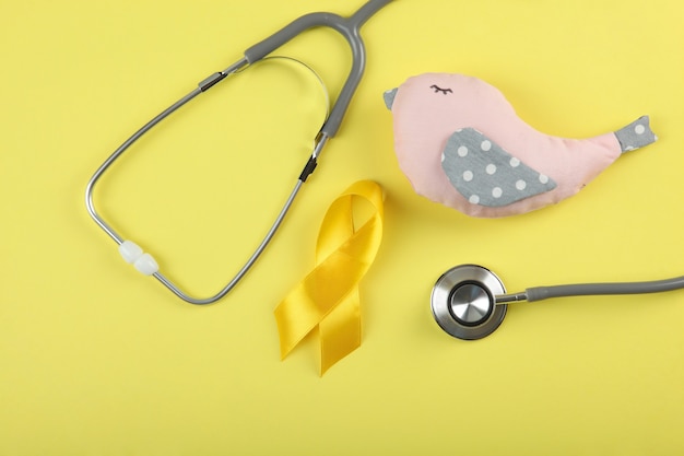 Foto geel lint symboliseert kanker bij kinderen bovenaanzicht