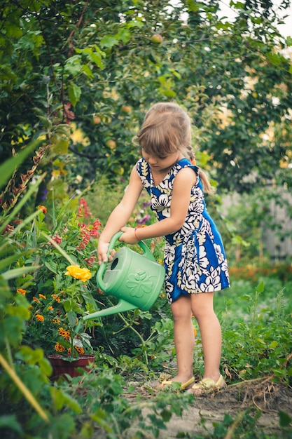 Foto geel nam jonge tuinman toe