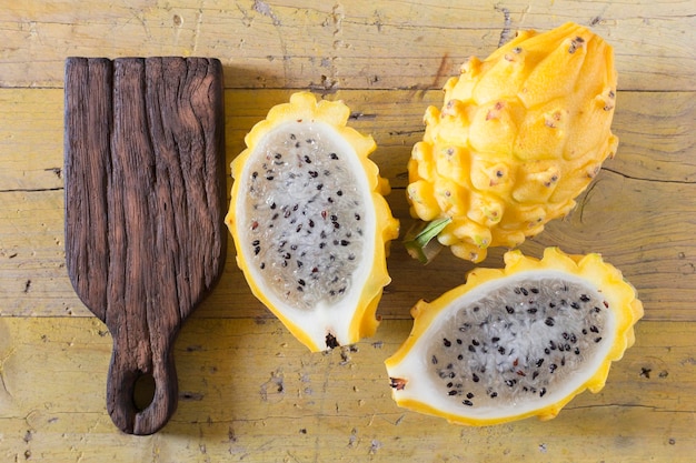 Geel pitahaya-drakenfruit op houten achtergrond