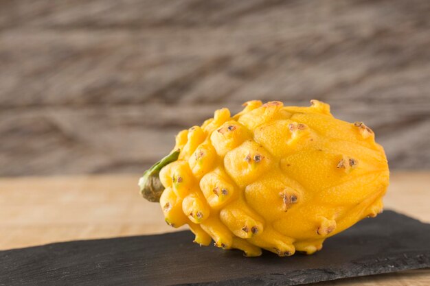 Geel pitahaya-drakenfruit op houten achtergrond