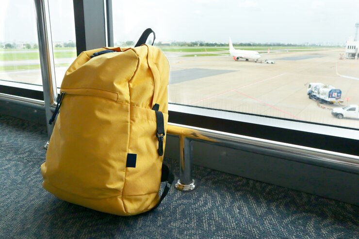 Geel tassenpakket op de luchthaven.