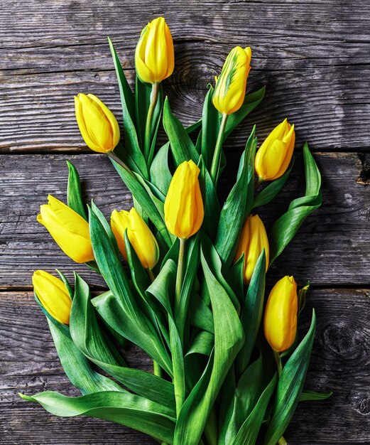 Geel tulpenboeket op een lijst