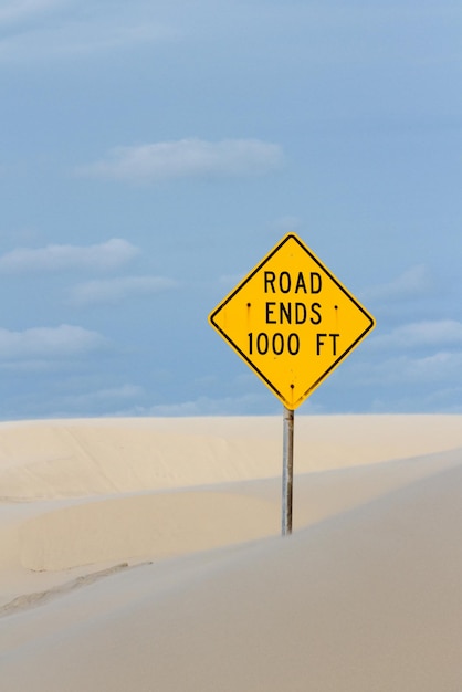 Geel verkeersbord aan het einde van de weg.