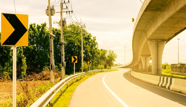 Geel verkeersbord op de snelweg