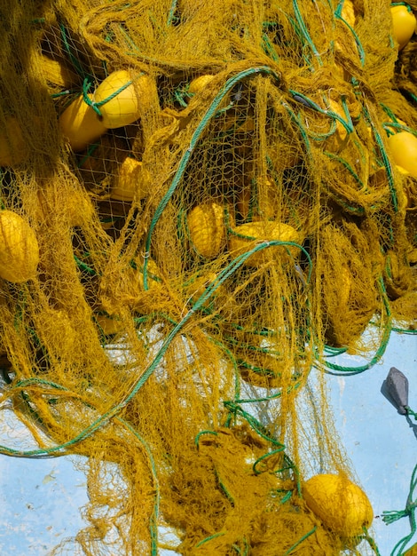 Geel visnet op een vissersboot