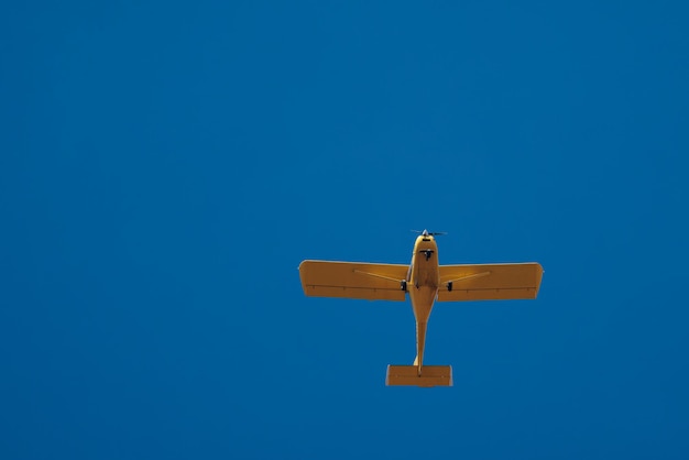 Geel vliegtuig tijdens de vlucht.