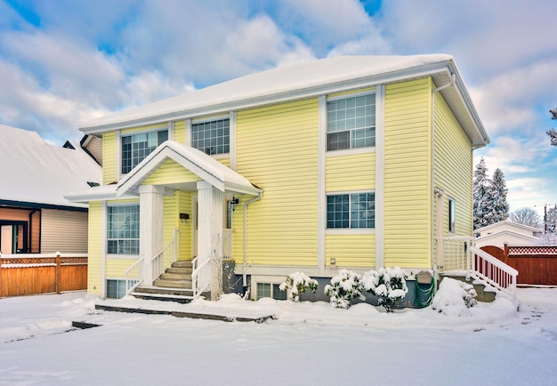 Geel woonhuis op wintertijd in Vancouver Canada