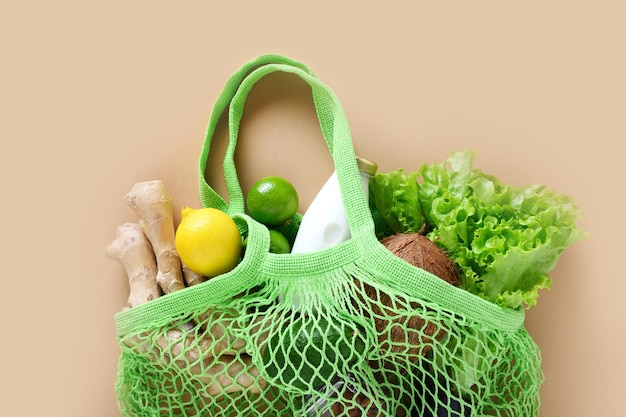 Geen afval Gezonde veganistische goederen netzak gembersalade groenten Duurzame levensstijl Uitzicht van bovenaf