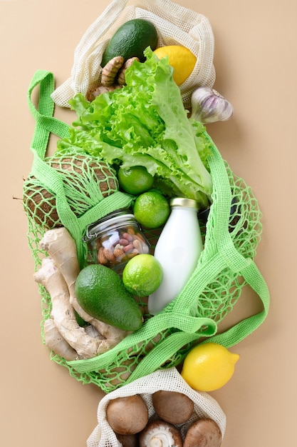 Geen afval Gezonde veganistische goederen netzak gembersalade groenten Duurzame levensstijl Uitzicht van bovenaf