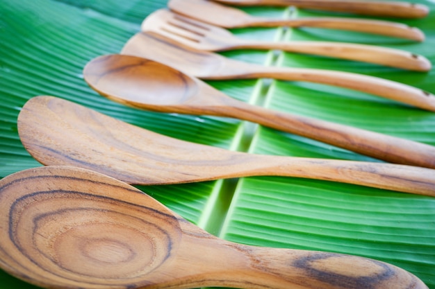 Geen afval keuken gebruik minder plastic concept / verschillende maten houten lepel en houten gekookte keukenkiezer voor rijstgoten