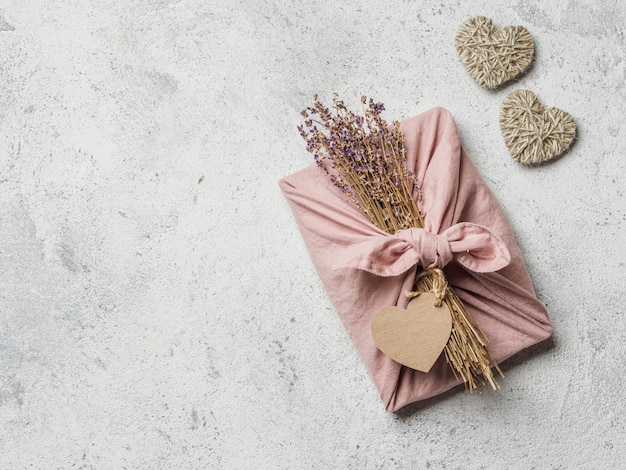 Geen afval, Valentijnsdag milieuvriendelijke geschenkverpakking in Furoshiki-stijl met droge lavendel.