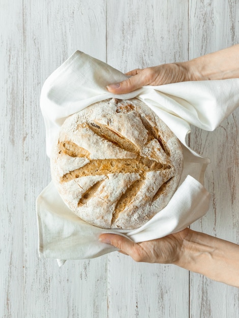 Geen gekneed brood in een hand.