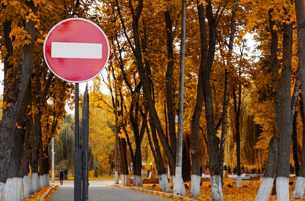 Geen ingang verkeersbord in herfst park. Herfst seizoen.