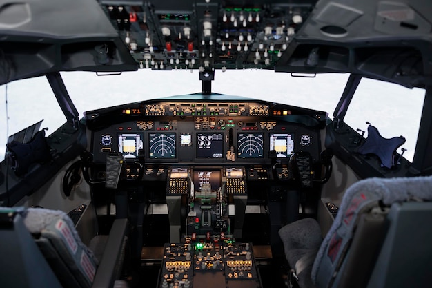 Geen mensen in lege kapiteinscabine met dashboardnavigatie en motorgas om met vliegtuig te vliegen en te reizen. Cockpit met bedienings- en aan/uit-knoppen op het bedieningspaneel, radarkompas en voorruit.