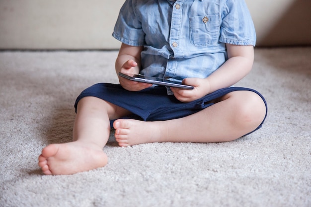 Geen ouderlijk toezicht op nieuwe technologieën voor kinderen met smartphones thuis.