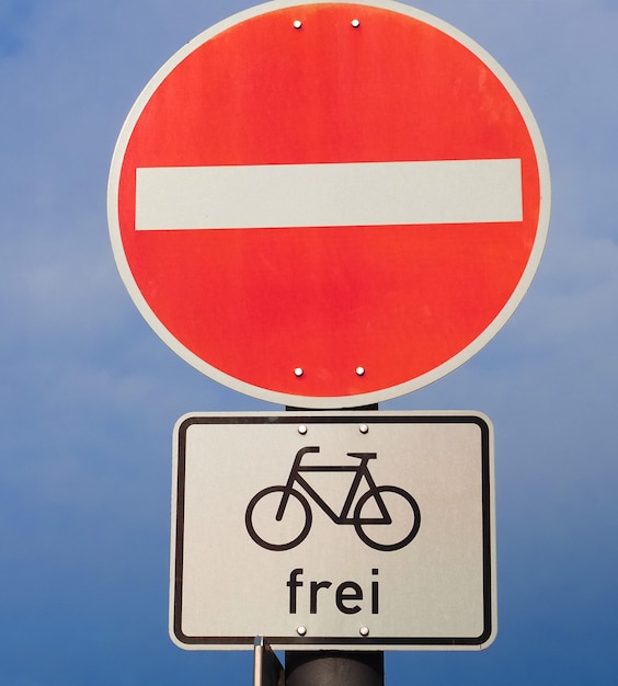 Foto geen toegangsbord voor auto's, maar fietsen zijn toegestaan