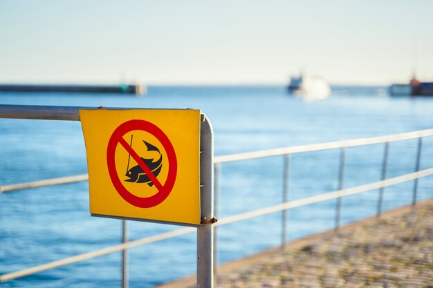 Foto geen visbord met zee en schip