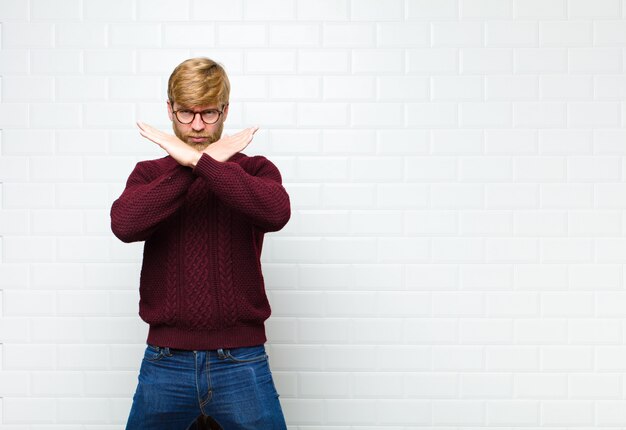 geërgerd en ziek van je houding, genoeg zeggend! handen naar voren gekruist, zeggend dat je moet stoppen