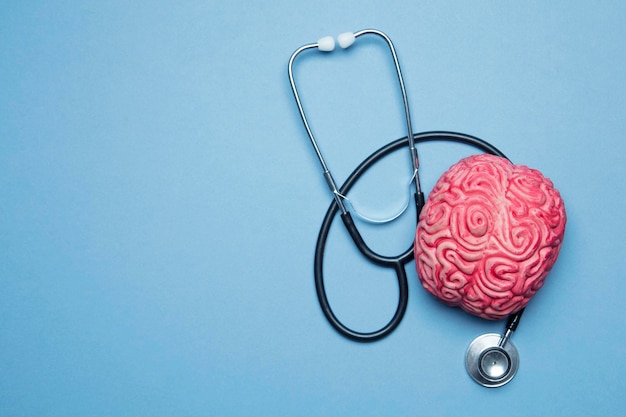 Geestelijke gezondheid concept menselijk brein op een blauwe achtergrond
