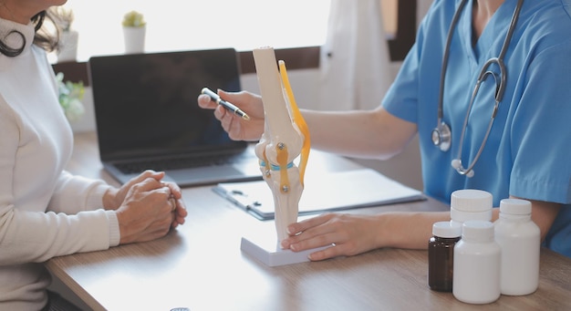 Geestelijke gezondheidsadviseur Jonge vrouw praat tijdens therapiesessie met een psycholoog op kantoor