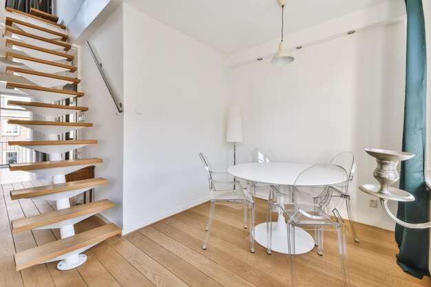 Geestverruimende stijlvolle eetkamer met witte ronde tafel