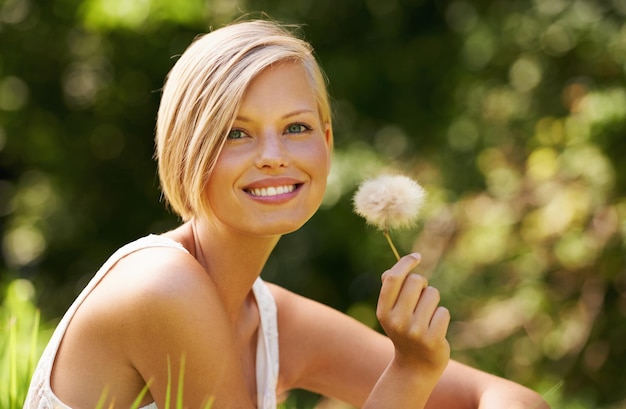 Gefascineerd door de natuur Shot van een aantrekkelijke jonge vrouw buiten op een zomerse dag