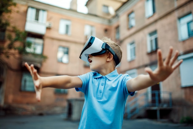 Gefascineerd jongetje met vr virtual reality-bril. buitenshuis