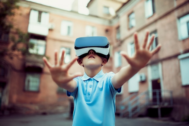 Gefascineerd jongetje met VR virtual reality-bril. buitenshuis
