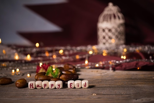 Gefeliciteerd HAPPY EID samengesteld uit houten dobbelstenen Vlag van Qatar op de achtergrond