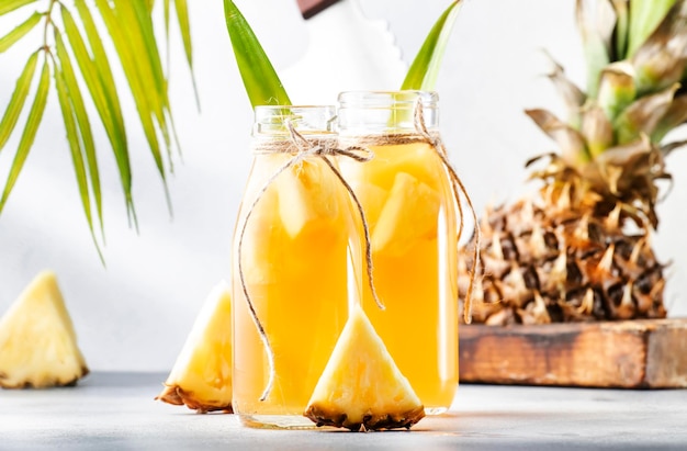 Gefermenteerde Ananas Kombucha Drink Tepache Zelfgemaakte probiotische superfood thee met sap Gezonde gearomatiseerde drank Kopieer ruimte