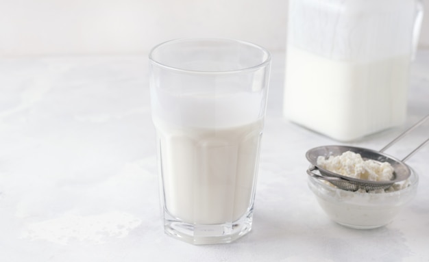 Gefermenteerde kefir in een glas. Zuivel