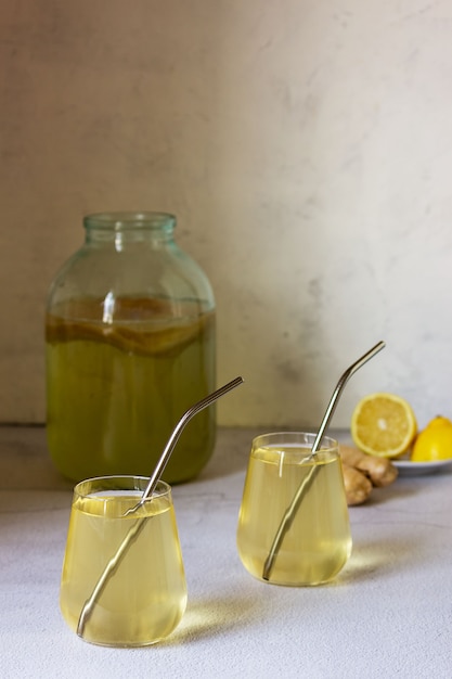 Foto gefermenteerde kombucha-drank in een glasglas.