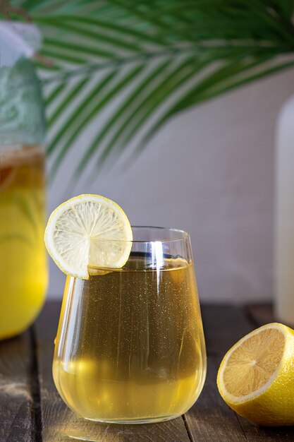 Gefermenteerde Kombucha-drank in een glasglas.