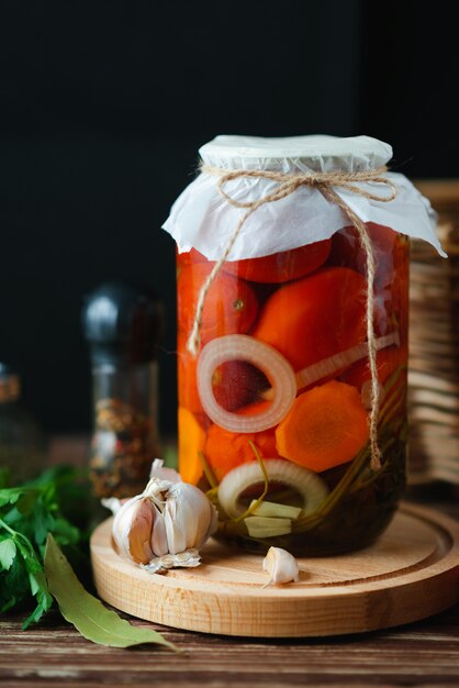 Gefermenteerde tomaten op een houten tafel