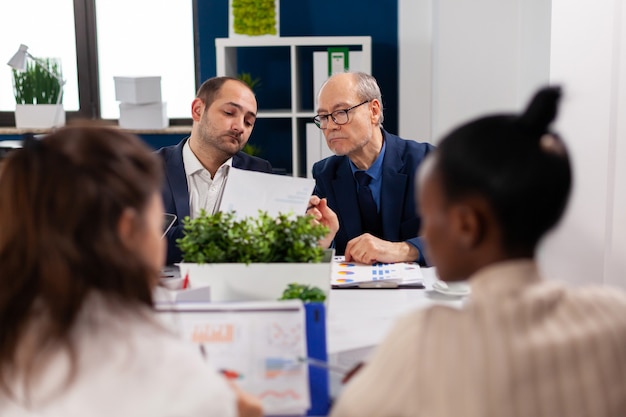 Gefocust gemengd professioneel team zakenmensen werken samen