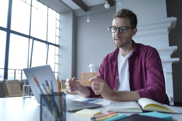 Gefocuste man privé financieel adviseur geeft online trainingen voor particulieren of bedrijven