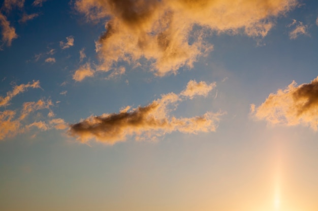 Gefotografeerd deel van een kleurrijke hemel met wolken bij zonsondergang, zonsopgang